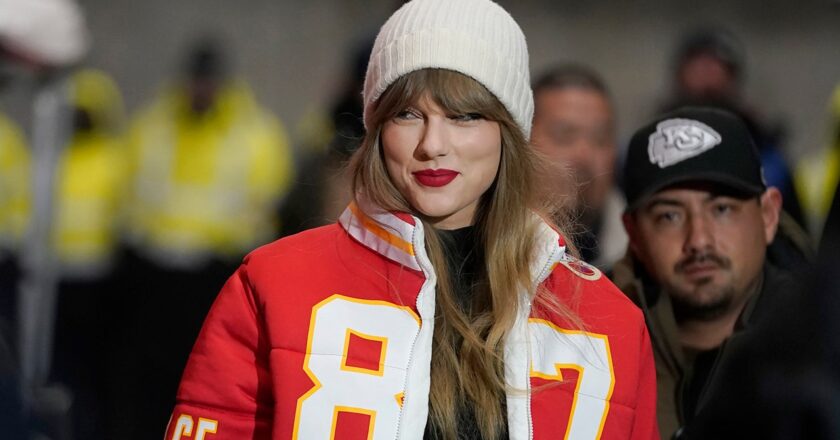 Taylor Swift braves the frigid temps for Travis Kelce’s playoff game