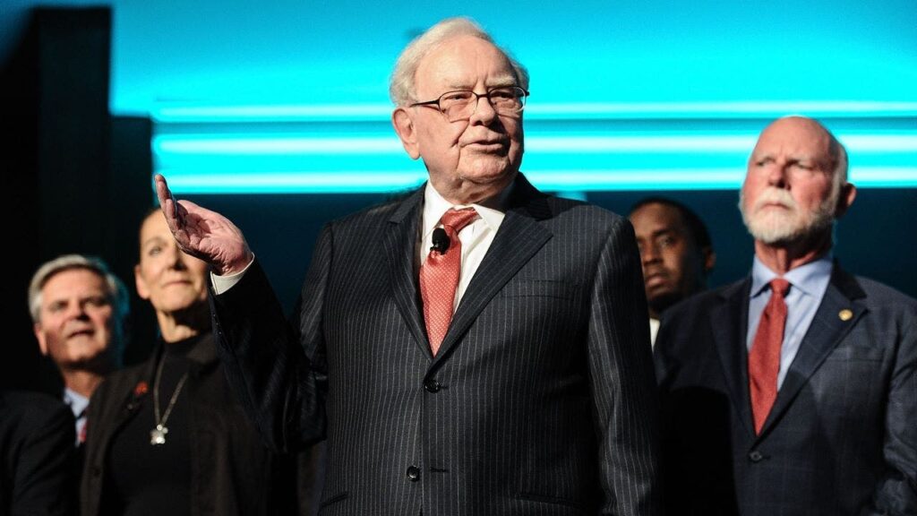 Warren Buffett bemoans government regulations in annual letter Agence