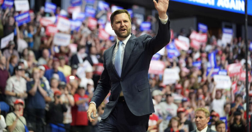 J. D. Vance instruit le procès en illégitimité de Kamala Harris