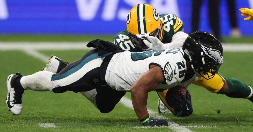 Saquon Barkley slips on first carry in Eagles debut, turns it around for Philadelphia touchdown in Brazil