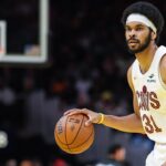 Cavs’ Jarrett Allen stuns fans with backward halfcourt shot before game