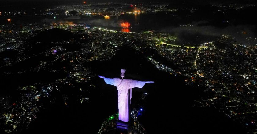 En direct, Nouvel An 2025 : manifestations en Géorgie et en Serbie, vœux d’Emmanuel Macron et feux d’artifices de Rio à Djakarta