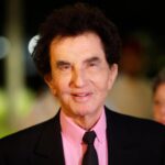 Jack Lang dit avoir été « poussé à terre » lors d’un rassemblement contre la pédocriminalité ; une enquête est ouverte pour « violences volontaires en réunion »