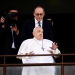 Le pape François a salué les fidèles à l’hôpital Gemelli, à Rome, pour sa première apparition publique depuis son hospitalisation