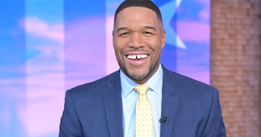NFL news: Giants great Michael Strahan tosses Eagles jersey on floor