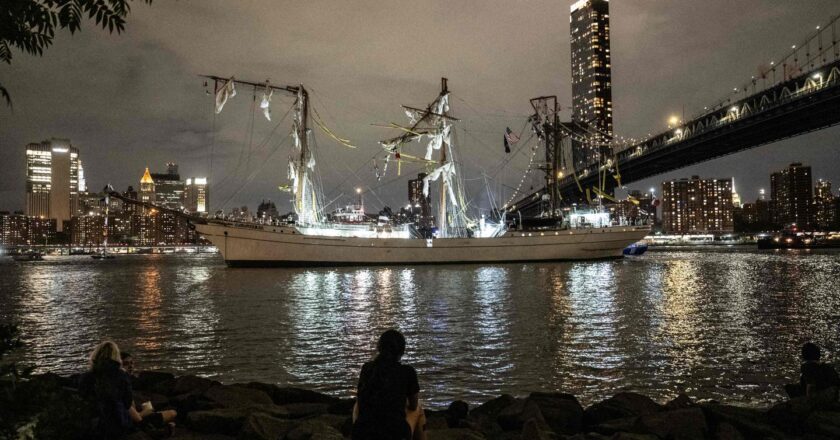 A New York, un trois-mâts percute le pont de Brooklyn faisant deux morts et dix-neuf blessés