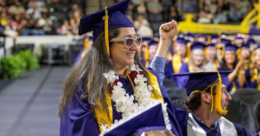 Mom of 5 earns degree after going completely blind, now aims to help others