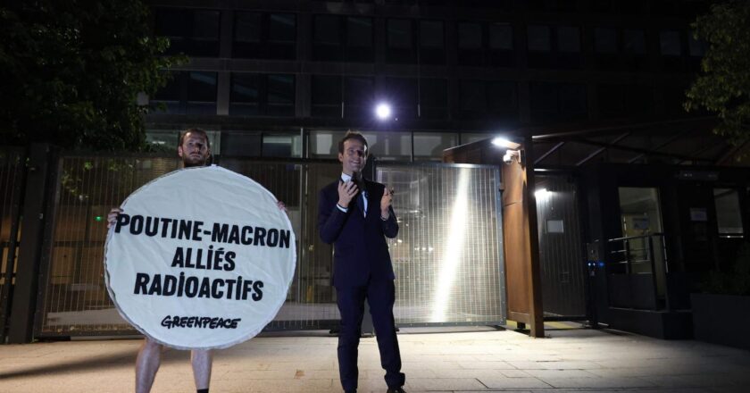 Greenpeace a rapporté la statue d’Emmanuel Macron volée au Musée Grévin devant le siège d’EDF