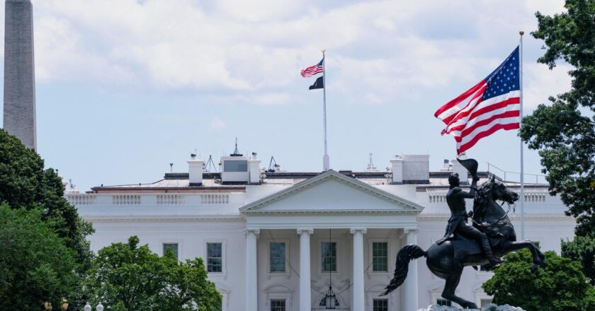 « L’opposition à Trump se trouve face à un autre adversaire : le phénomène de “rassemblement autour du drapeau” »