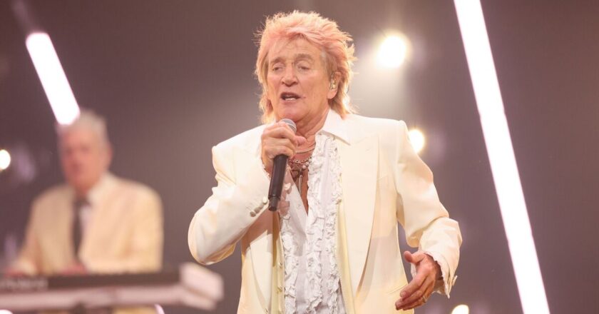 Glastonbury fans fear for Rod Stewart’s health as they spot ‘replacement’ | Celebrity News | Showbiz & TV