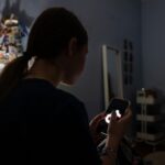 « Nos enfants sont trop seuls face aux écrans »