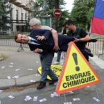 La statue d’Emmanuel Macron volée au Musée Grévin par Greenpeace pour dénoncer le commerce entre la France et la Russie