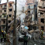 au moins six morts et une vingtaine de blessés après une attaque de drones et de missiles russes sur Kiev
