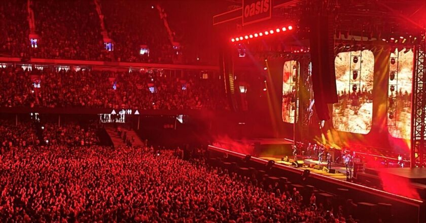 Oasis fan told she ‘didn’t deserve tickets’ as people see phone antics | Music | Entertainment