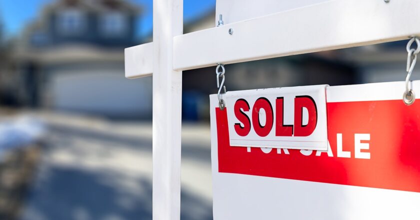 Wealthy buyers increasingly turning to cash for luxury homes: report