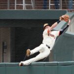 Giants’ Mike Yastrzesmki clears wall to make spectacular grab