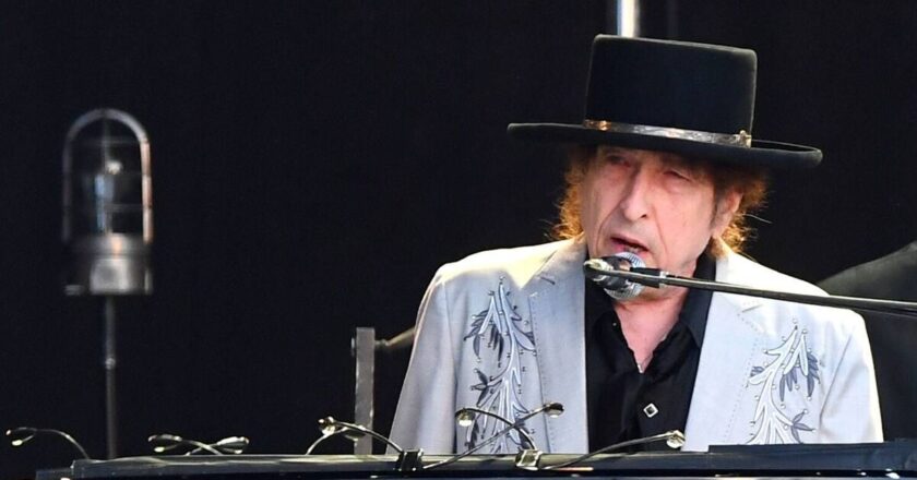 Bob Dylan fans spot singer arriving at gig in very bizarre way | Music | Entertainment