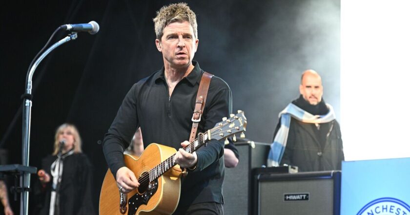 Oasis LIVE – Noel and Liam Gallagher fans set new record at Wembley | TV & Radio | Showbiz & TV