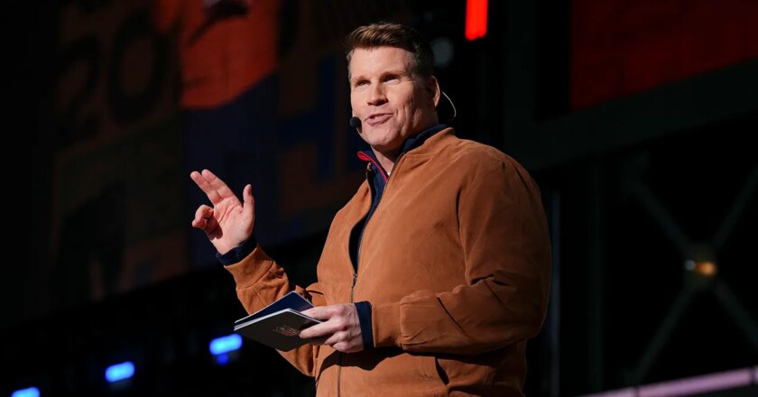 Scott Hanson says he’s ‘fired up’ to continue hosting NFL RedZone