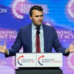 Charlie Kirk, l’influenceur conservateur américain, blessé par balles lors d’un rassemblement dans une université de l’Utah