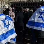 Deux ans après le 7-Octobre, chez les juifs français, la tentation du silence : « On nous fait sentir que nous ne sommes pas du bon côté »