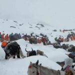 Des centaines de randonneurs bloqués à 4 900 mètres d’altitude au pied de l’Everest par des tempêtes de neige