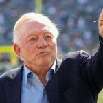 Jerry Jones gives middle finger to Jets fans