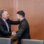 les pourparlers entre Volodymyr Zelensky et les émissaires américains se poursuivront lundi