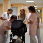 La maternité de Saint-Amand-Montrond, menacée de fermeture, propose une « prime à l’accouchement » de 1 000 euros, décriée par les syndicats