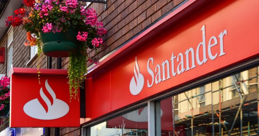 Santander customers given free £200 in January | Personal Finance | Finance