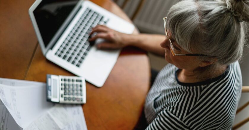 HMRC to issue £300 fines as 11 million Brits must act in January | Personal Finance | Finance