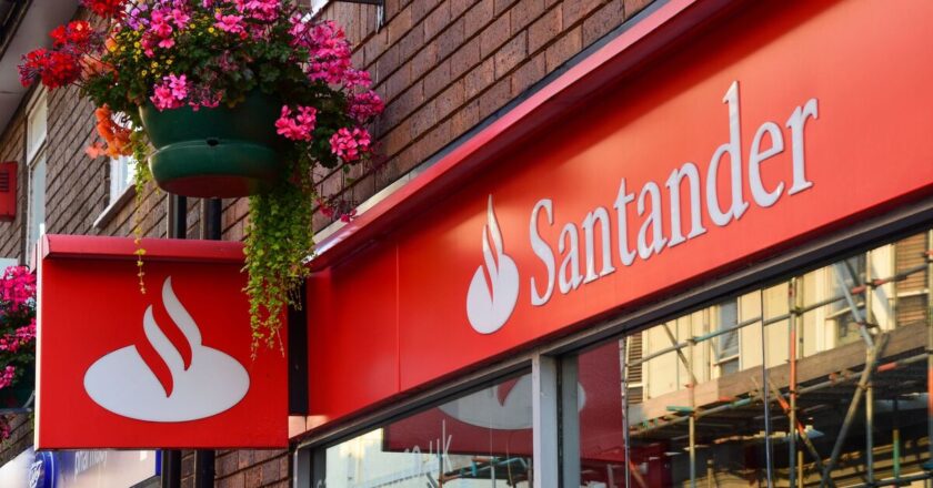 Santander hands customers £200 to ditch NatWest, Nationwide, Lloyds or HSBC | Personal Finance | Finance