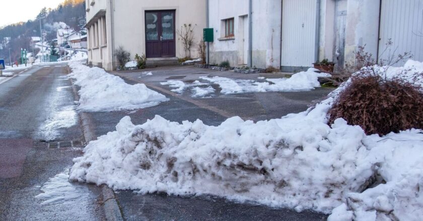 Icy driveways will be ‘less slippery’ if you use £2 Aldi product