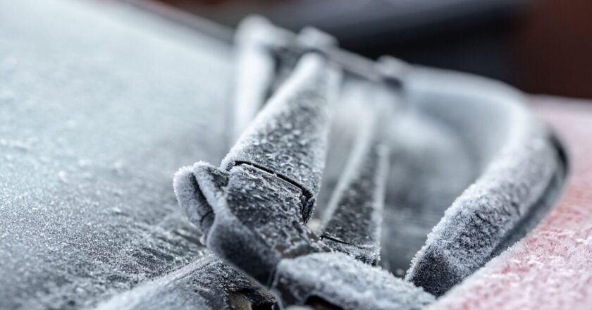 Defrost the car windscreen fast by pressing 2 buttons