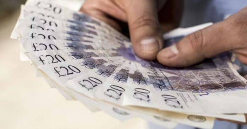 State pensioners urged to contact DWP in January for £300 boost | Personal Finance | Finance