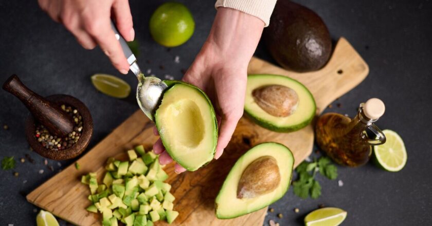 Remove pit of avocado in 1second without having to use a knife