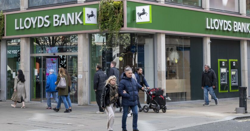 Lloyds Bank giving out £250 to customers before February 3 | Personal Finance | Finance