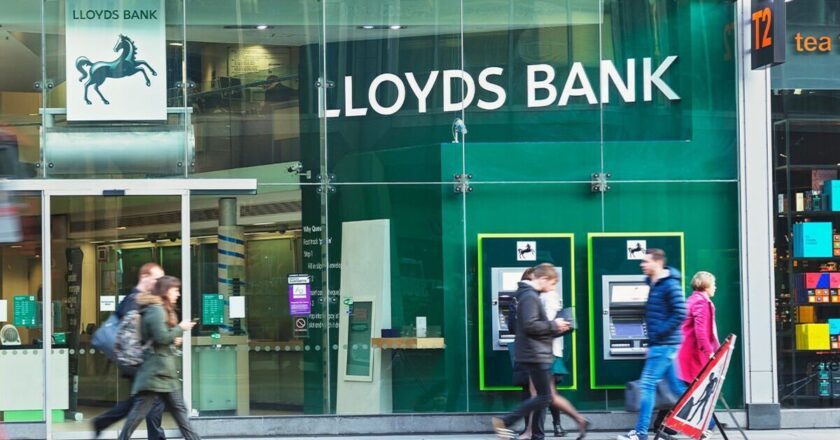 Lloyds Bank tells customers ‘check your inbox’ over £250 payments | Personal Finance | Finance
