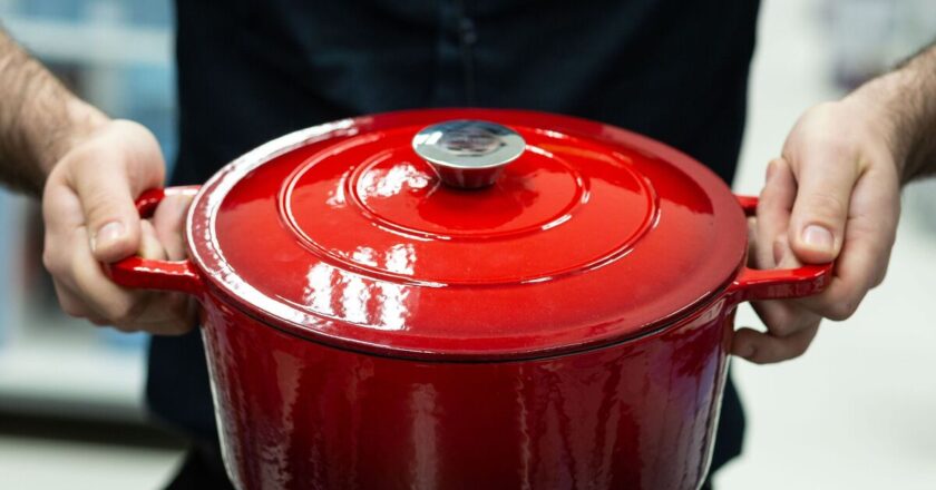 Burnt cooking pots will sparkle like new if you clean them with two simple ingredients
