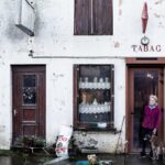 La disparition des bars-tabacs, lieux de sociabilité, nourrit la progression du vote RN, selon une étude