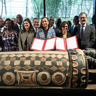 La France rend à la Côte d’Ivoire son « tambour parleur », cent dix ans après l’avoir pillé