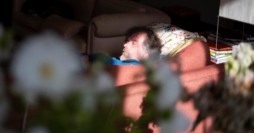 More couch surfing, fewer Canadians: Holiday travel is changing