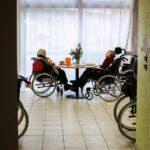 La Défenseure des droits s’inquiète du report du plan « grand âge »