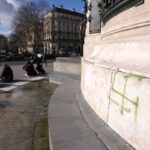Des croix gammées et des tags antisémites peints sur la statue de la République, à Paris
