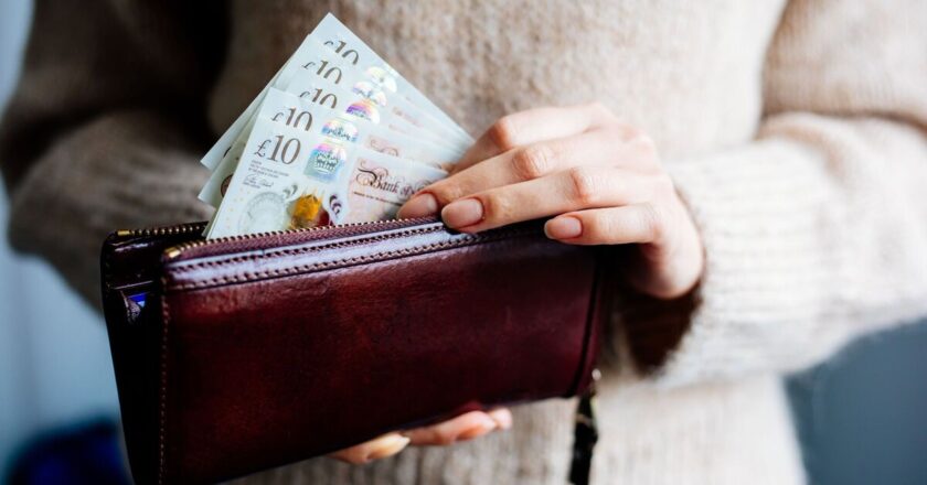 HMRC urges people earning under £100,000 to ‘sign up’ for £2,000 | Personal Finance | Finance