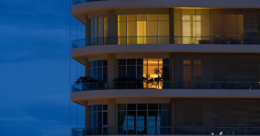 Woman receives ominous midnight note from neighbour making 1 demand