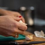10 second mess-free way to peel garlic that’s ‘expert-approved’