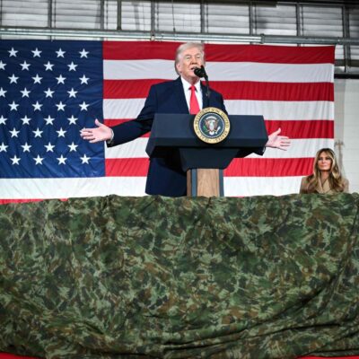 Donald Trump va déployer un deuxième porte-avions dans le Golfe et met en garde l’Iran en cas d’échec des négociations