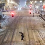 les premières images de la ville immobilisée par la neige et le blizzard ; l’état d’urgence décrété