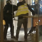 Le procès de neuf CRS jugés pour avoir frappé des « gilets jaunes » dans un Burger King s’ouvre à Paris